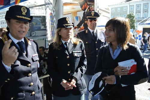 Debora Serracchiani (Presidente Regione Friuli Venezia Giulia) visita lo stand della Polizia di Stato presso il Villaggio Barcolana - Trieste 07/10/2017